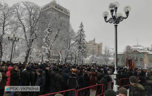 Под Радой проходит молебен против церковных законопроектов