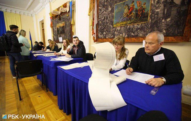 В Киеве на избирательном участке вносят умерших людей в списки избирателей