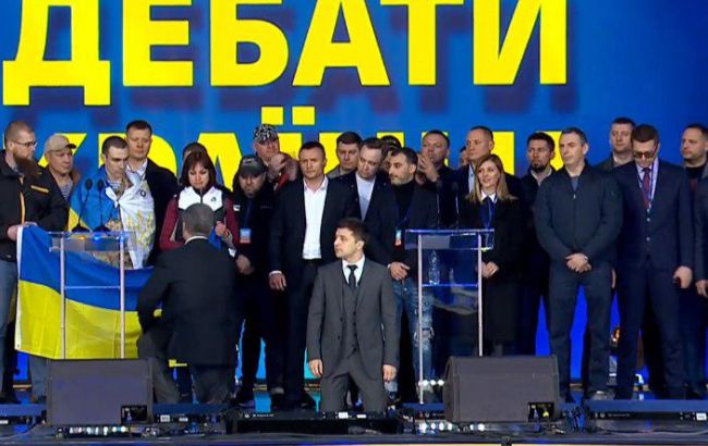 Зеленский и Порошенко стали на колени