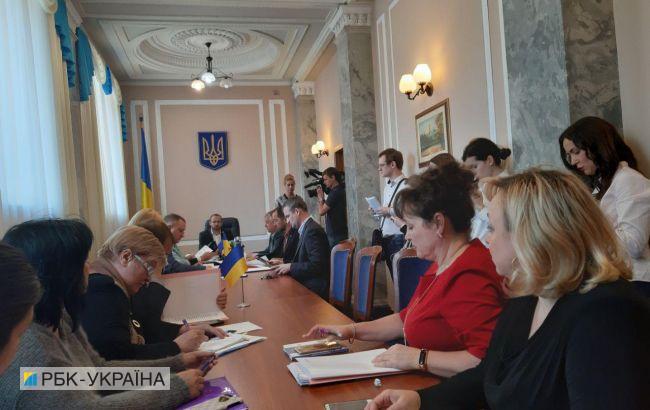 Комитет начал рассматривать постановления об отмене "языкового закона"