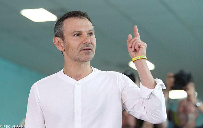 Ну кто знает: Вакарчук в мокрой рубашке устроил проверку на избирательном участке (видео)