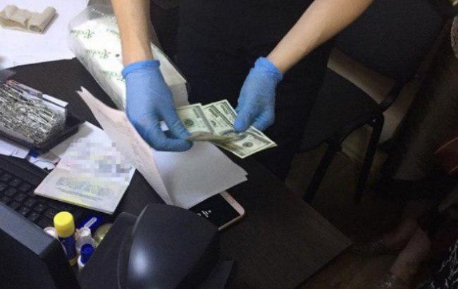 В Киеве на взятке за выдачу паспортов задержали чиновницу ГМС