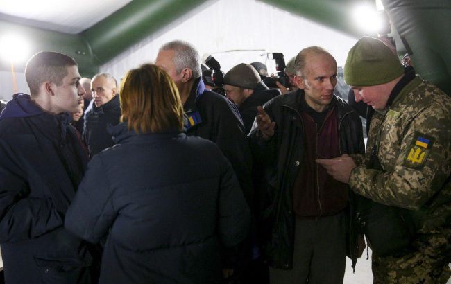 Во время обмена пленными украинка совершила патриотический поступок (фото)