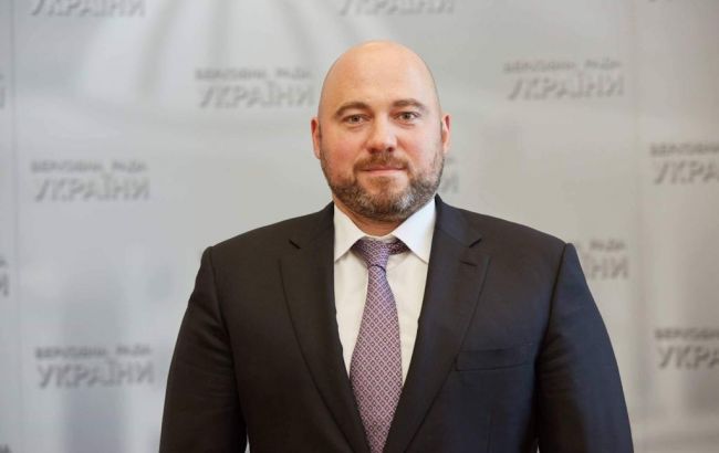 Столар передал в Александровскую больницу защитные комбинезоны и респираторы