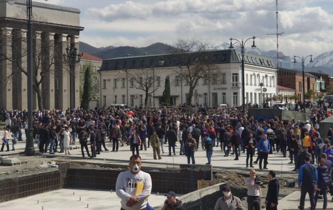 У Росії протестують через карантин: демонстрантів розганяє спецназ