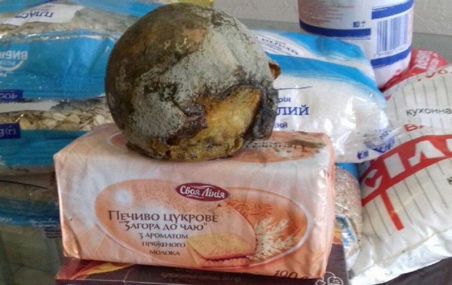 Найнедолугіший підкуп виборців: на Закарпатті пенсіонерам роздають гнилі апельсини