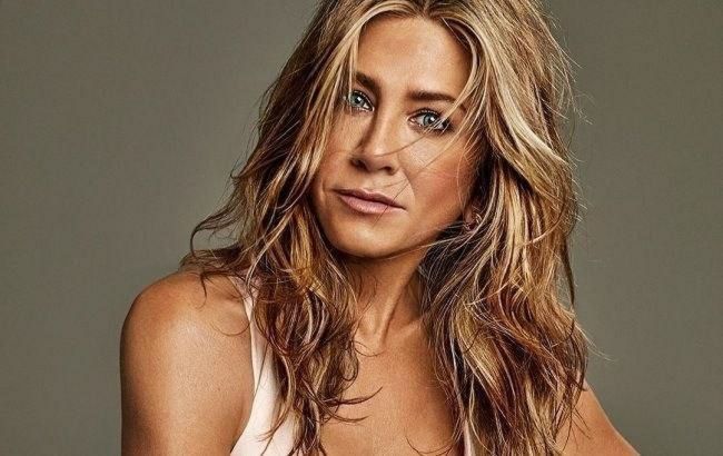 Взять на заметку: 51-летняя Дженнифер Энистон рассказала, как легко привести кожу в тонус