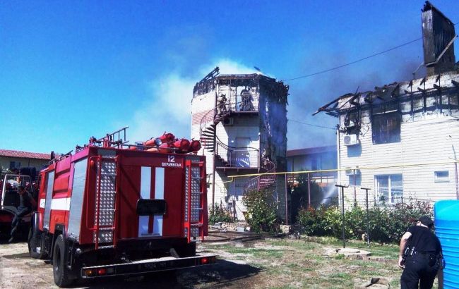 На українському курорті в готелі сталася сильна пожежа: відео НП