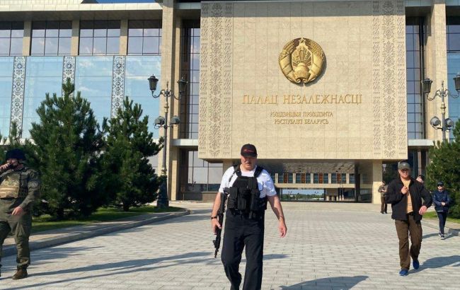 Лукашенко знову вийшов з резиденції з автоматом