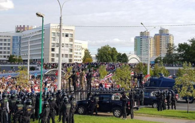 В Минске демонстранты начали строить баррикады