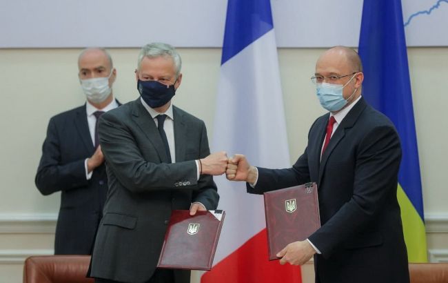 Новые электровозы и вода: детали соглашений Украины и Франции на 1,3 млрд евро