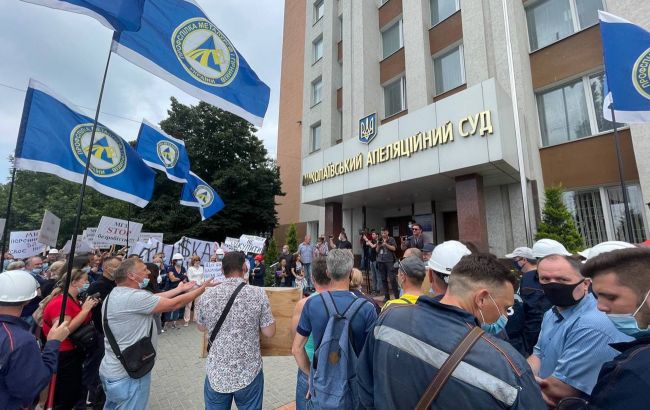 Рабочие завода в Николаеве вышли на митинг под апелляционный суд