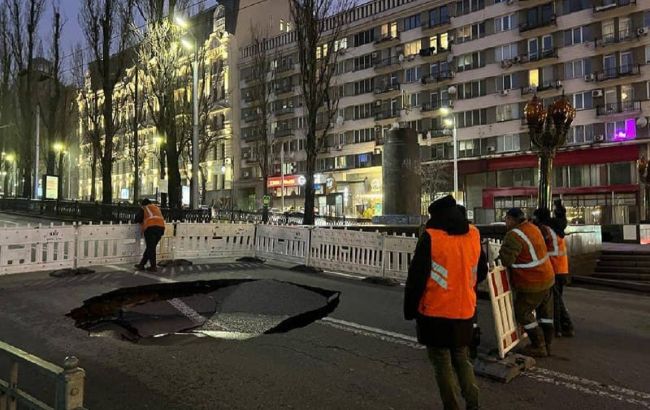 В центре Киева провалился асфальт. Движение транспорта ограничено