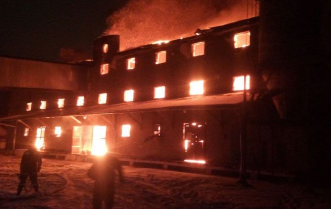 Под Тернополем горит склад хлебокомбината: для тушения привлекли пожарный поезд