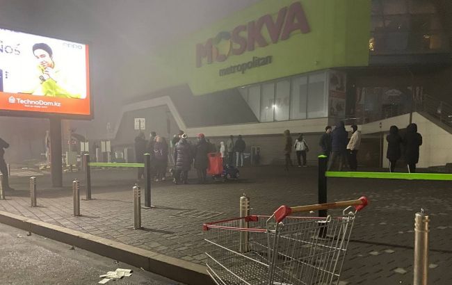 Відсутність інтернету, готівки та мародерство: ситуація в Казахстані