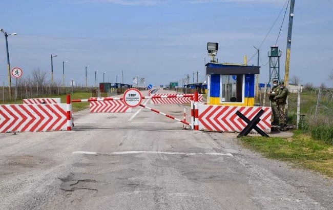 Росія заблокувала два КПВВ на адмінкордоні з Кримом і не випускає людей
