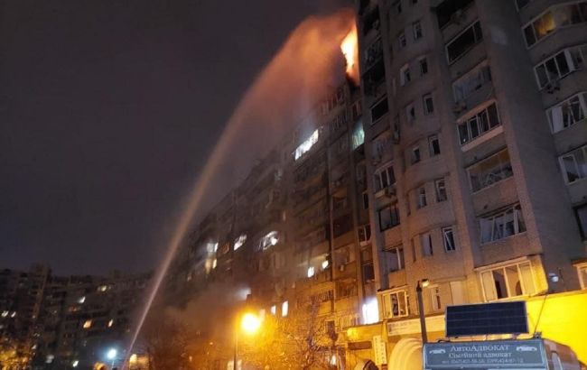 Атака на Київ. На Позняках горить багатоповерхівка, є постраждалі