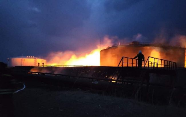 В Луганской области десятки жилых домов, школа и нефтяное хранилище охвачены огнем (фото)