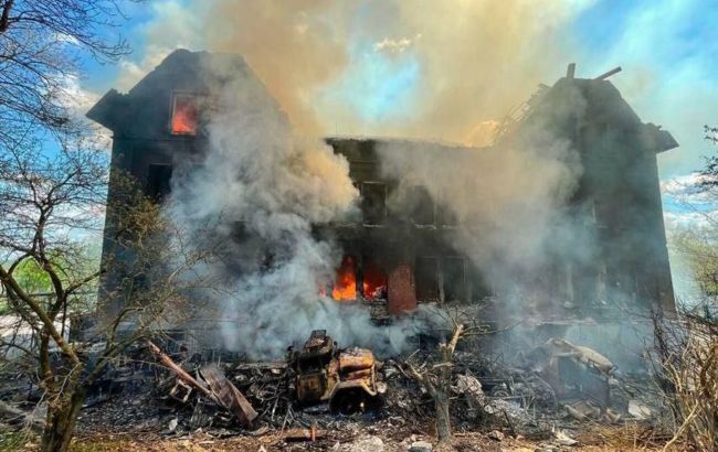 В Лисичанске в результате обстрелов сгорела гимназия, которую построили в конце 19-го века, - ОВА