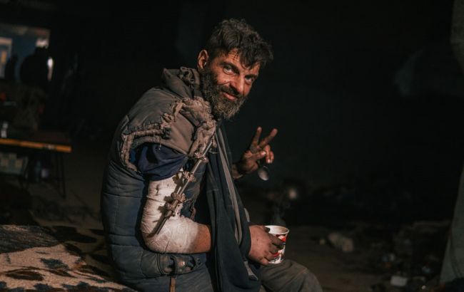 Началось спасение военных из "Азовстали". С завода вышли более 200 человек, их обменяют