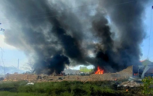 Столб черного дыма. Из-за обстрела в Николаеве сгорел автомобильный склад
