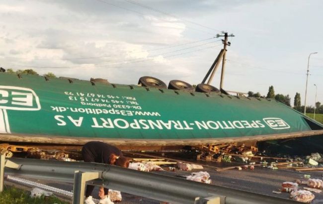 Возле Полтавы перевернулась фура. Перекрыта трасса Киев - Харьков