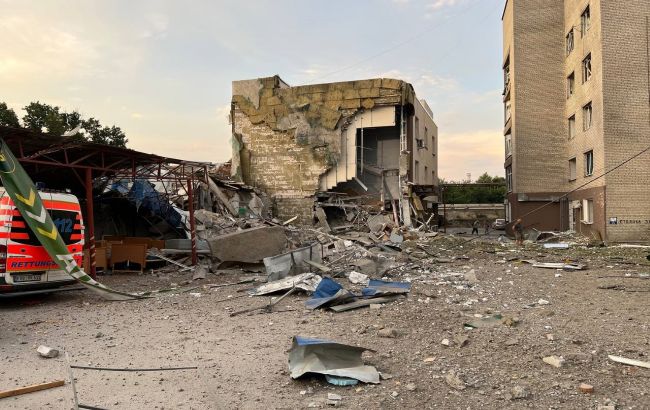 Окупанти вночі масовано обстріляли Миколаїв: влучили у лікарню та приватні будинки