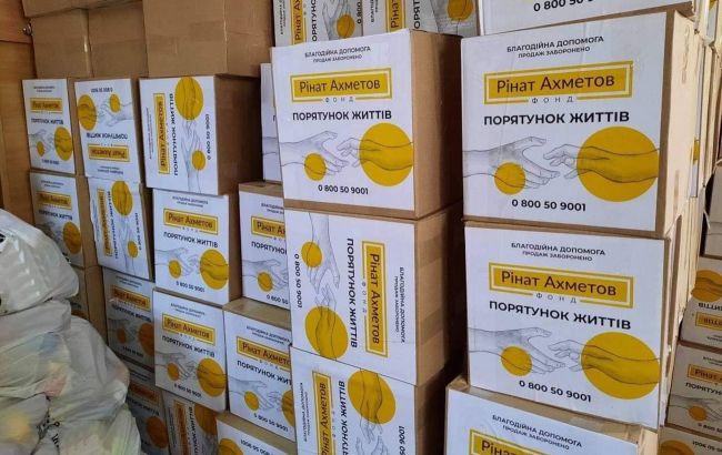Фонд Ахметова передал гуманитарную помощь переселенцам в Днепре