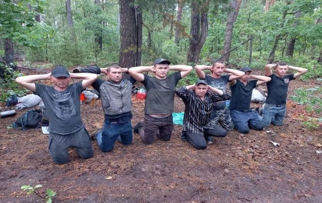 Возможно, причастны к ДРГ. В лесу под Киевом задержали группу мужчин