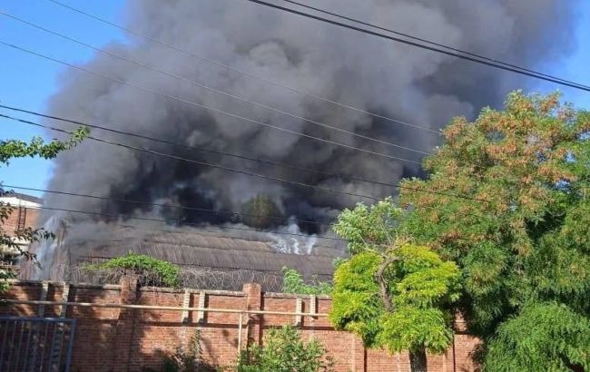 "Кто-то неудачно бросил окурок": В российском Ейске пылает нефтехранилище (видео)