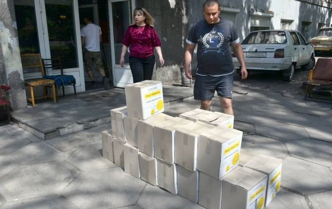 Фонд Ахметова передал партию гумпомощи переселенцам в Кировоградской области