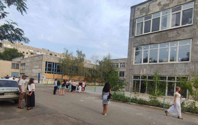 Военные и разбитые окна: как проходит 1 сентября в оккупированном Мариуполе