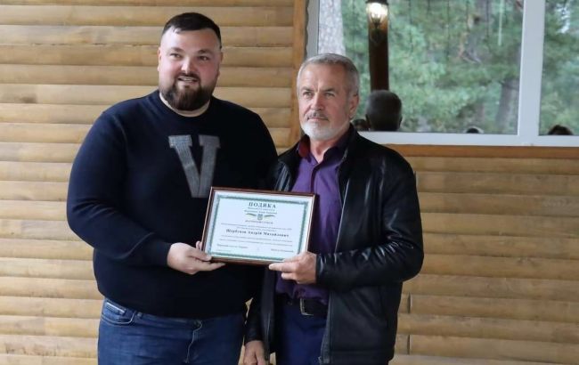 "Чого не роздягли?" Нардеп у Тростянці з'явився на людях з буквою "V" на светрі (фото)