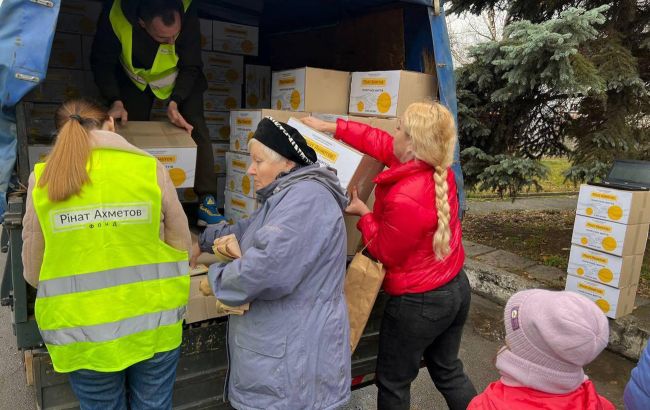 Жители пострадавшего дома в Запорожье получили помощь от Фонда Ахметова