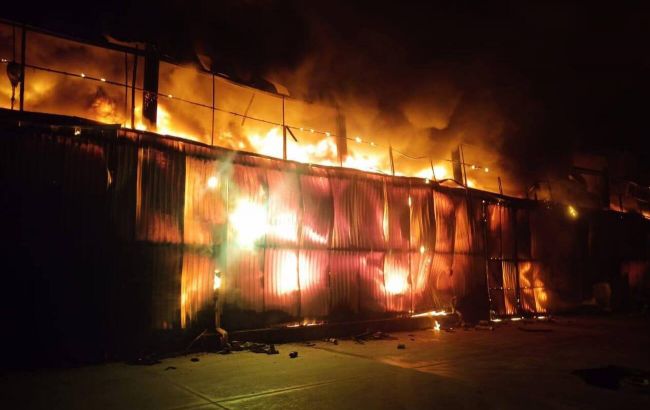 Россияне утром ударили по Херсону, произошел пожар (фото)