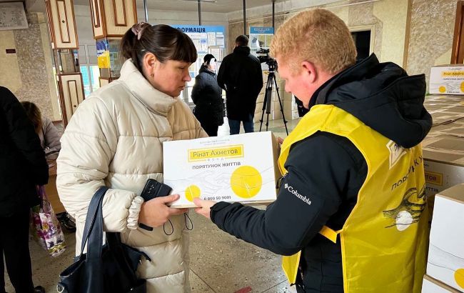 Мешканці будинку в Дніпрі, в який влучила ворожа ракета, отримали гуманітарну допомогу від Фонду Ахметова