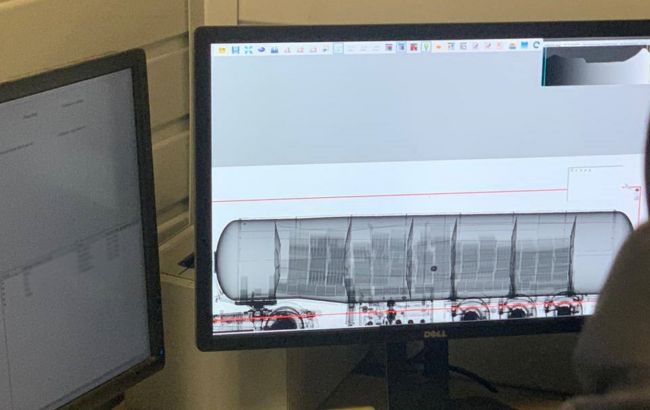 "Заправили" цигарками. Митники на кордоні виявили автоцистерну з контрабандою