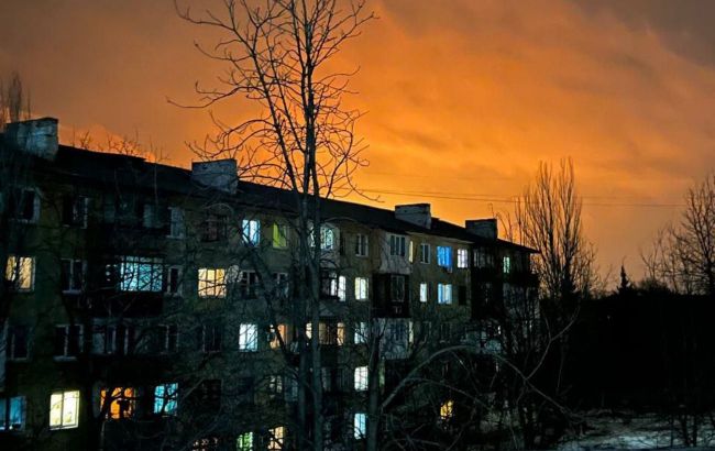 У окупованій Макіївці після вибухів сталась масштабна пожежа на нафтобазі
