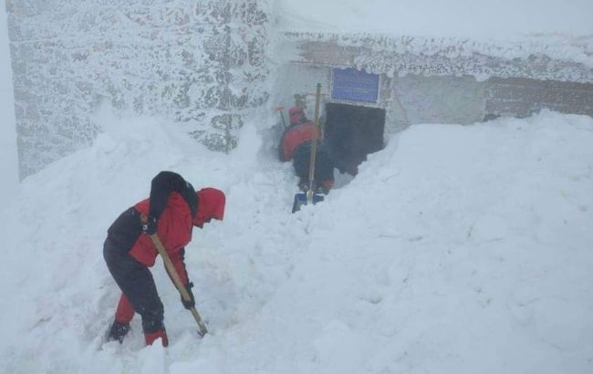 У Карпатах випало майже два метри снігу: фото