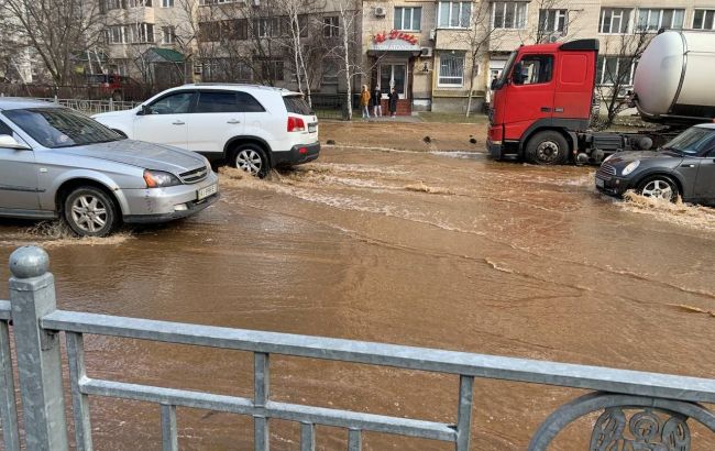 У Києві на Позняках відновили рух вулицею, де прорвало трубу