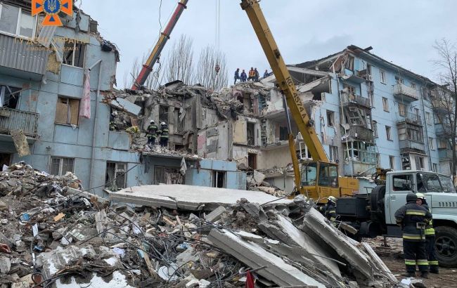 Число жертв в результате российского обстрела дома в Запорожье возросло