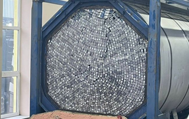 Перевозив сигарети в цистерні для олії. Прикордонники викрили контрабандиста