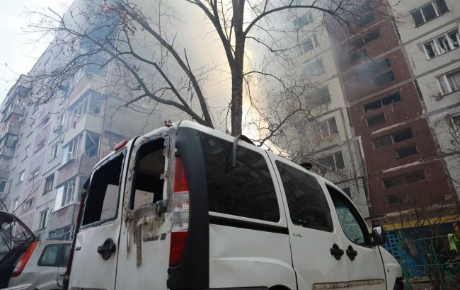 У багатоповерхівку в Запоріжжі вдарили дві російські ракети, - ОВА