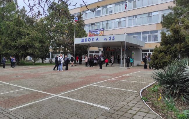 В окупованому Криму повідомили про "мінування всіх шкіл", там масова евакуація