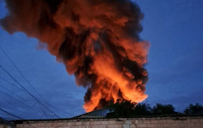 У російському Воронежі палає склад пластикових виробів