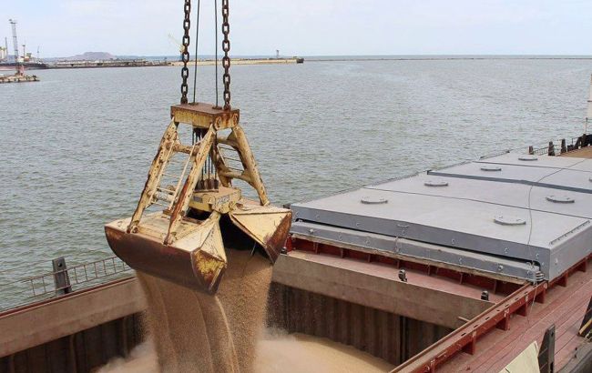 Російські загарбники відправляють з порту Маріуполя чергову партію краденого зерна