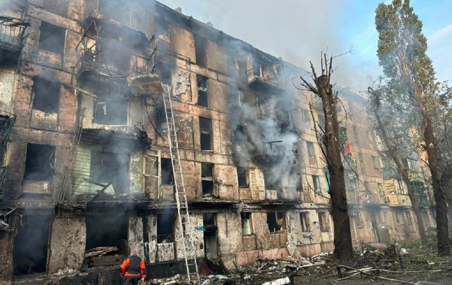 "Мы спали, текла кровь": очевидцы рассказали про попадание ракеты в пятиэтажку в Кривом Роге