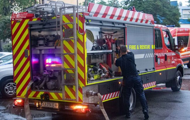 Негода у Києві. Рятувальники визволили людей з підтоплених підвалів