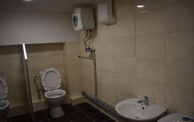 Під Києвом у укритті для дитячого садка збудували туалети без дверей (фото)