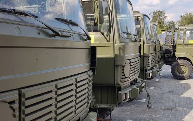 Дніпро передає на фронт ще вісім вантажівок